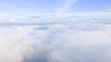 Mavi gökyüzünde havadan görünümü beyaz bulutlar. Üstten Görünüm. Drone görüntüleyin. Mavi gökyüzünde havadan görünümü beyaz bulutlar. Üstten Görünüm. Drone görüntüleyin. Hava kuş bakışı. Hava üstten görünüm cennet. Bulutlar doku. Yukarıdan görüntüleyin. Gündoğumu veya günbatımı bulutlar üzerinde