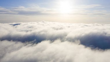Mavi gökyüzünde havadan görünümü beyaz bulutlar. Üstten Görünüm. Drone görüntüleyin. Mavi gökyüzünde havadan görünümü beyaz bulutlar. Üstten Görünüm. Drone görüntüleyin. Hava kuş bakışı. Hava üstten görünüm cennet. Bulutlar doku. Yukarıdan görüntüleyin. Gündoğumu veya günbatımı bulutlar üzerinde