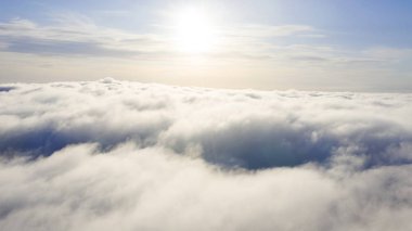 Mavi gökyüzünde havadan görünümü beyaz bulutlar. Üstten Görünüm. Drone görüntüleyin. Mavi gökyüzünde havadan görünümü beyaz bulutlar. Üstten Görünüm. Drone görüntüleyin. Hava kuş bakışı. Hava üstten görünüm cennet. Bulutlar doku. Yukarıdan görüntüleyin. Gündoğumu veya günbatımı bulutlar üzerinde