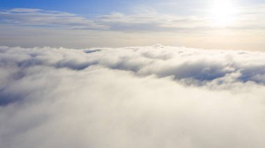 Mavi gökyüzünde havadan görünümü beyaz bulutlar. Üstten görünüm. Drone görüntüleyin. Hava kuş bakışı. Hava üstten görünüm cennet. Bulutlar doku. Yukarıdan görüntüleyin. Gündoğumu veya günbatımı bulutlar üzerinde