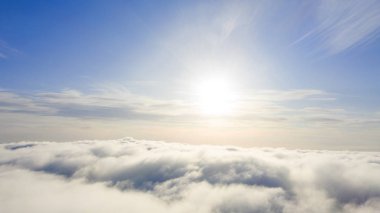 Mavi gökyüzünde havadan görünümü beyaz bulutlar. Üstten Görünüm. Drone görüntüleyin. Mavi gökyüzünde havadan görünümü beyaz bulutlar. Üstten Görünüm. Drone görüntüleyin. Hava kuş bakışı. Hava üstten görünüm cennet. Bulutlar doku. Yukarıdan görüntüleyin. Gündoğumu veya günbatımı bulutlar üzerinde