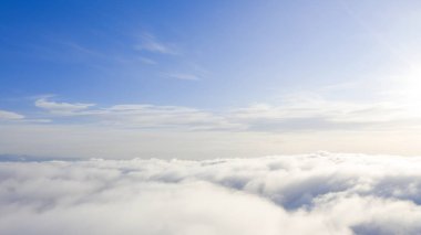 Mavi gökyüzünde havadan görünümü beyaz bulutlar. Üstten Görünüm. Drone görüntüleyin. Mavi gökyüzünde havadan görünümü beyaz bulutlar. Üstten Görünüm. Drone görüntüleyin. Hava kuş bakışı. Hava üstten görünüm cennet. Bulutlar doku. Yukarıdan görüntüleyin. Gündoğumu veya günbatımı bulutlar üzerinde
