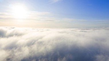 Mavi gökyüzünde havadan görünümü beyaz bulutlar. Üstten Görünüm. Drone görüntüleyin. Mavi gökyüzünde havadan görünümü beyaz bulutlar. Üstten Görünüm. Drone görüntüleyin. Hava kuş bakışı. Hava üstten görünüm cennet. Bulutlar doku. Yukarıdan görüntüleyin. Gündoğumu veya günbatımı bulutlar üzerinde