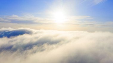Mavi gökyüzünde havadan görünümü beyaz bulutlar. Üstten Görünüm. Drone görüntüleyin. Mavi gökyüzünde havadan görünümü beyaz bulutlar. Üstten Görünüm. Drone görüntüleyin. Hava kuş bakışı. Hava üstten görünüm cennet. Bulutlar doku. Yukarıdan görüntüleyin. Gündoğumu veya günbatımı bulutlar üzerinde