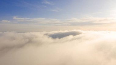 Mavi gökyüzünde havadan görünümü beyaz bulutlar. Üstten görünüm. Drone görüntüleyin. Hava kuş bakışı. Hava üstten görünüm cennet. Bulutlar doku. Yukarıdan görüntüleyin. Gündoğumu veya günbatımı bulutlar üzerinde