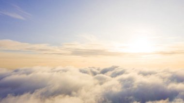 Mavi gökyüzünde havadan görünümü beyaz bulutlar. Üstten görünüm. Drone görüntüleyin. Hava kuş bakışı. Hava üstten görünüm cennet. Bulutlar doku. Yukarıdan görüntüleyin. Gündoğumu veya günbatımı bulutlar üzerinde