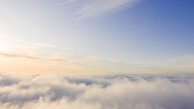Mavi gökyüzünde havadan görünümü beyaz bulutlar. Üstten Görünüm. Drone görüntüleyin. Mavi gökyüzünde havadan görünümü beyaz bulutlar. Üstten Görünüm. Drone görüntüleyin. Hava kuş bakışı. Hava üstten görünüm cennet. Bulutlar doku. Yukarıdan görüntüleyin. Gündoğumu veya günbatımı bulutlar üzerinde