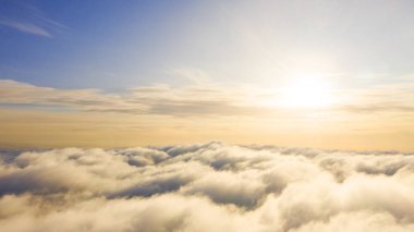 Mavi gökyüzünde havadan görünümü beyaz bulutlar. Üstten Görünüm. Drone görüntüleyin. Mavi gökyüzünde havadan görünümü beyaz bulutlar. Üstten Görünüm. Drone görüntüleyin. Hava kuş bakışı. Hava üstten görünüm cennet. Bulutlar doku. Yukarıdan görüntüleyin. Gündoğumu veya günbatımı bulutlar üzerinde