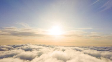 Mavi gökyüzünde havadan görünümü beyaz bulutlar. Üstten Görünüm. Drone görüntüleyin. Mavi gökyüzünde havadan görünümü beyaz bulutlar. Üstten Görünüm. Drone görüntüleyin. Hava kuş bakışı. Hava üstten görünüm cennet. Bulutlar doku. Yukarıdan görüntüleyin. Gündoğumu veya günbatımı bulutlar üzerinde