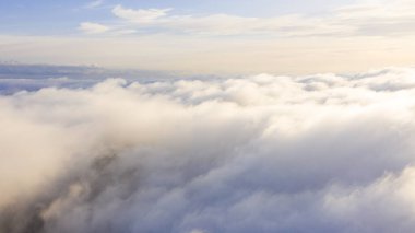 Mavi gökyüzünde havadan görünümü beyaz bulutlar. Üstten görünüm. Drone görüntüleyin. Hava kuş bakışı. Hava üstten görünüm cennet. Bulutlar doku. Yukarıdan görüntüleyin. Gündoğumu veya günbatımı bulutlar üzerinde