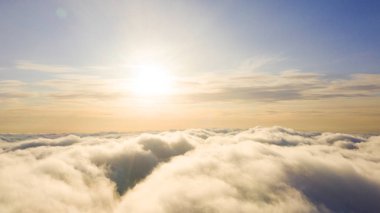 Mavi gökyüzünde havadan görünümü beyaz bulutlar. Üstten Görünüm. Drone görüntüleyin. Mavi gökyüzünde havadan görünümü beyaz bulutlar. Üstten Görünüm. Drone görüntüleyin. Hava kuş bakışı. Hava üstten görünüm cennet. Bulutlar doku. Yukarıdan görüntüleyin. Gündoğumu veya günbatımı bulutlar üzerinde