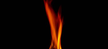 Ateş dokusu siyah arkaplanda izole edilmiş. Siyah arka planda yangın alevleri. Ateş şekilleri. Uzay boyunca alevlerin dokusu. Kırmızı alevler çok yakın. Alevli arka plan