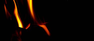 Ateş dokusu siyah arkaplanda izole edilmiş. Siyah arka planda yangın alevleri. Ateş şekilleri. Uzay boyunca alevlerin dokusu. Kırmızı alevler çok yakın. Alevli arka plan