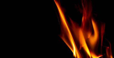 Ateş dokusu siyah arkaplanda izole edilmiş. Siyah arka planda yangın alevleri. Ateş şekilleri. Uzay boyunca alevlerin dokusu. Kırmızı alevler çok yakın. Alevli arka plan