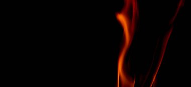 Ateş dokusu siyah arkaplanda izole edilmiş. Siyah arka planda yangın alevleri. Ateş şekilleri. Uzay boyunca alevlerin dokusu. Kırmızı alevler çok yakın. Alevli arka plan