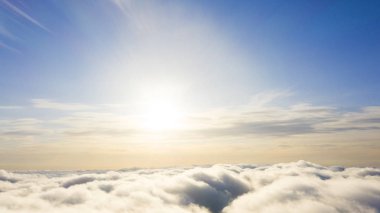 Mavi gökyüzünde havadan görünümü beyaz bulutlar. Üstten görünüm. Drone görüntüleyin. Hava kuş bakışı. Hava üstten görünüm cennet. Bulutlar doku. Yukarıdan görüntüleyin. Gündoğumu veya günbatımı bulutlar üzerinde