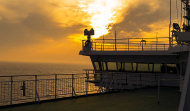 Cruise gemi beyaz kabin büyük pencereler ile. Çalışan köprü cruise liner kanat. Radar ve navigasyon sistemi ile mavi bir gökyüzü beyaz yolcu gemisinde. Tamam. Okyanusu günbatımı arka plan