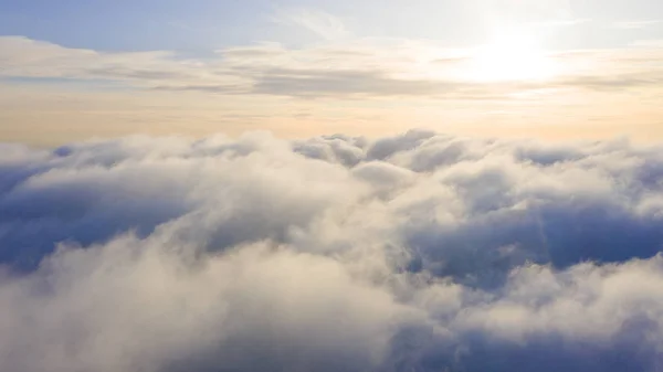 Vista aérea Nubes blancas en el cielo azul. Vista superior. Vista aérea Nubes blancas en el cielo azul. Vista superior. Vista desde el dron. Vista aérea de pájaro. Vista superior aérea del paisaje nublado. Textura de nubes. Vista desde arriba. Salida o puesta del sol sobre las nubes — Foto de Stock