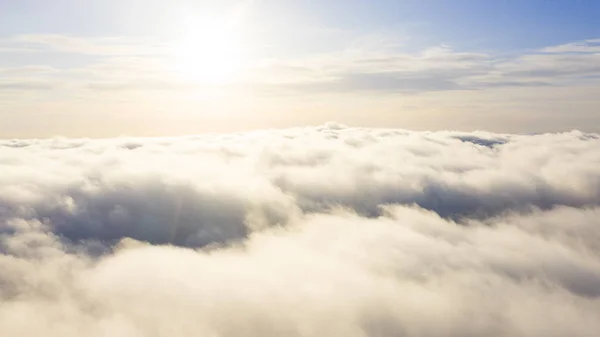 Vista aérea Nubes blancas en el cielo azul. Vista superior. Vista aérea Nubes blancas en el cielo azul. Vista superior. Vista desde el dron. Vista aérea de pájaro. Vista superior aérea del paisaje nublado. Textura de nubes. Vista desde arriba. Salida o puesta del sol sobre las nubes — Foto de Stock