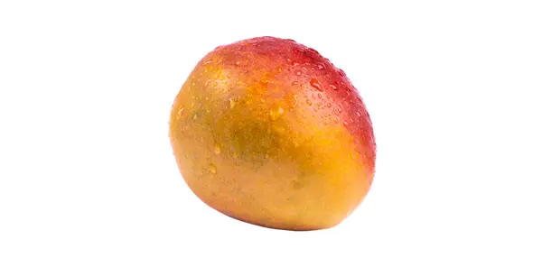 Beyaz arka planda su damlaları olan mango meyveleri. Mango, kırpma yolu olan beyaz bir arkaplanda izole edildi. Meyve beyaza izole edilmiş. Olgun mango meyvesi izole. — Stok fotoğraf