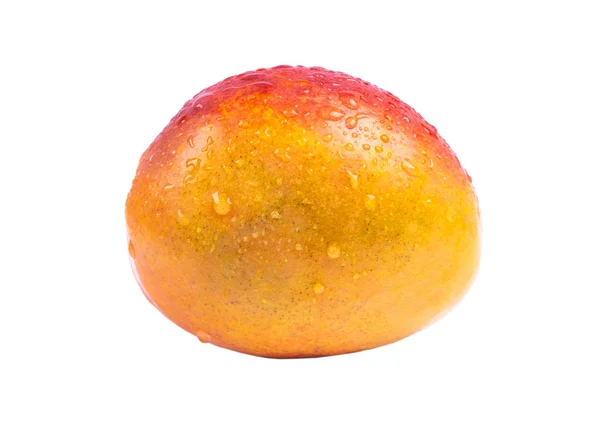 Beyaz arka planda su damlaları olan mango meyveleri. Mango, kırpma yolu olan beyaz bir arkaplanda izole edildi. Meyve beyaza izole edilmiş. Olgun mango meyvesi izole. — Stok fotoğraf