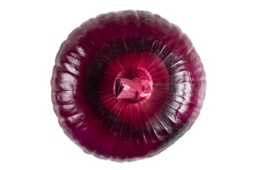 İzole edilmiş soğan. Kırmızılı bir soğan, kesme yolu ve kopyalama alanı olan beyaz arkaplanda izole edilmiş. Kırmızı soğan soğanları beyaza izole edilmiş.