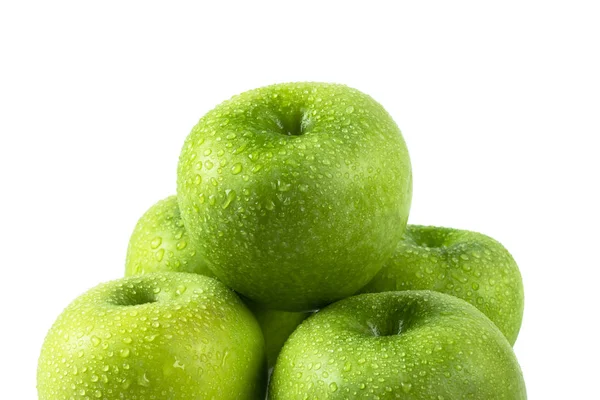 Свежий сочный зеленый яблоко с водой капли изолированы на белом фоне. Apple изолирована. — стоковое фото