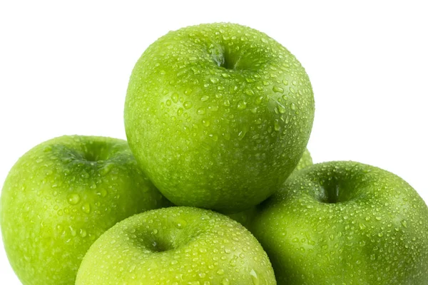 Maçã verde suculenta fresca com gotas de água isoladas no fundo branco. Apple isolado . — Fotografia de Stock