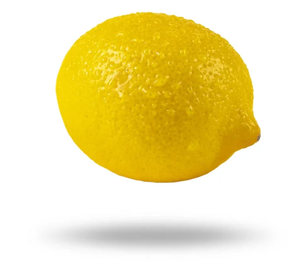 Ωριμάζουμε ολόκληρα κίτρινα εσπεριδοειδή λεμονιού με σταγόνες νερού που απομονώνονται σε λευκό φόντο με μονοπάτι αποκοπής. Απομονωμένα νωπά λεμόνια. — Φωτογραφία Αρχείου