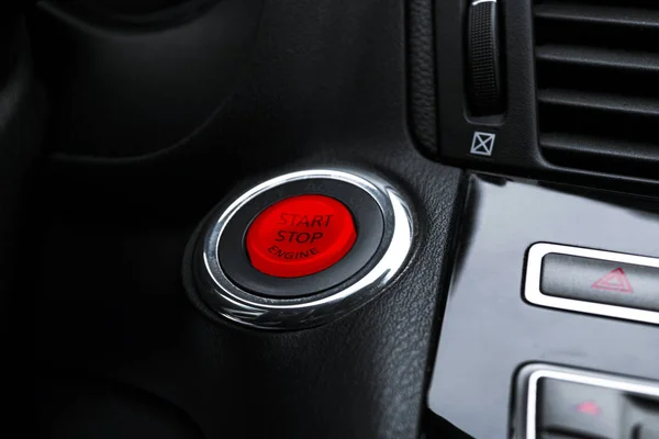 汽车仪表盘,以发动机启动停止按钮为重点. 现代汽车内部的细节。 启动/停止按钮。 车里面 — 图库照片