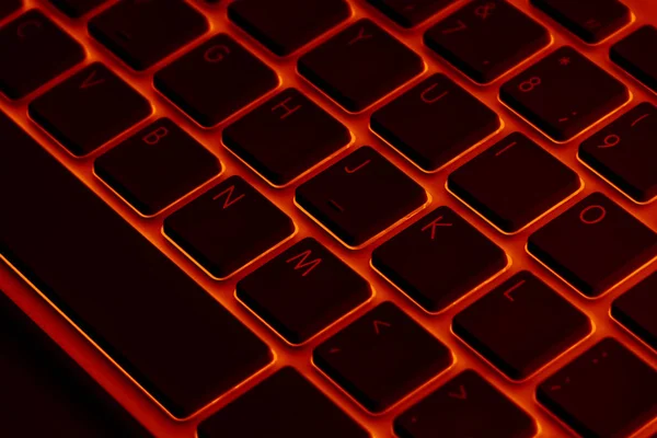 Zamknij widok nowoczesnych klawiszy klawiatury komputera laptopa. Miękkie błyskawice w odcieniach czerwieni. Klawiatura komputera PC zbliżenie — Zdjęcie stockowe