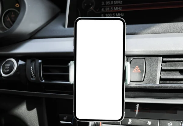Navigate ya da GPS için araba kullanımında akıllı telefon. Elinde akıllı telefon olan bir araba kullanmak gibi. İzole edilmiş beyaz ekranlı cep telefonu. Boş ekran. kopyalama alanı. Metin için boş alan. modern araba iç mimarisi — Stok fotoğraf
