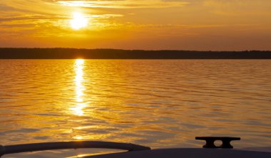 Günbatımı gökyüzü arka plan. Dramatik altın günbatımı gökyüzü gökyüzü bulutlar deniz akşam ile. Gökyüzü bulutlar güneşin doğuşunu çarpıcı. Gökyüzü manzara. Panoramik gökyüzü görünümü.