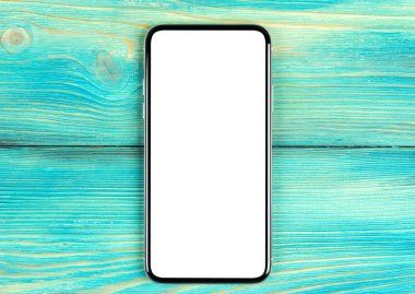 Smartphone ile boş perde kadar sahte. Smartphone izole ekran kırpma yoluyla. Cep telefonu beyaz ekran ile kopya alanı ofis masasında. Metin için boş yer. İzole beyaz ekran