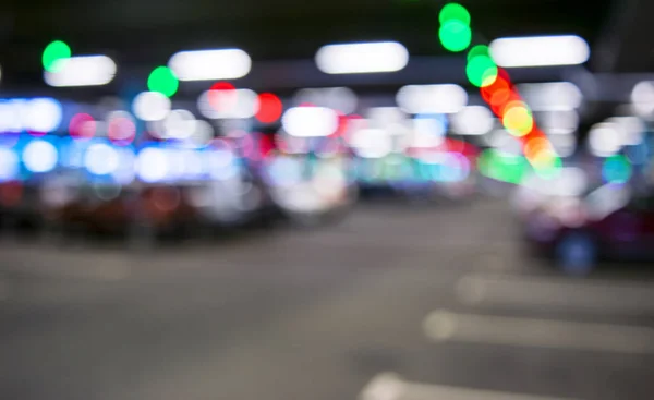 Blurred cars in car parking lot in shopping mall. Bokeh lights background. Abstract blur car parking lot for background. Blurred cars parking and bokeh light concept — Stock Photo, Image