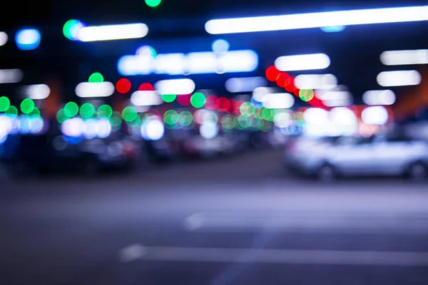 Blurred cars in car parking lot in shopping mall. Bokeh lights background. Abstract blur car parking lot for background. Blurred cars parking and bokeh light concept — Stock Photo, Image