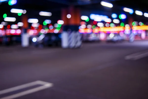 Blurred cars in car parking lot in shopping mall. Bokeh lights background. Abstract blur car parking lot for background. Blurred cars parking and bokeh light concept — Stock Photo, Image