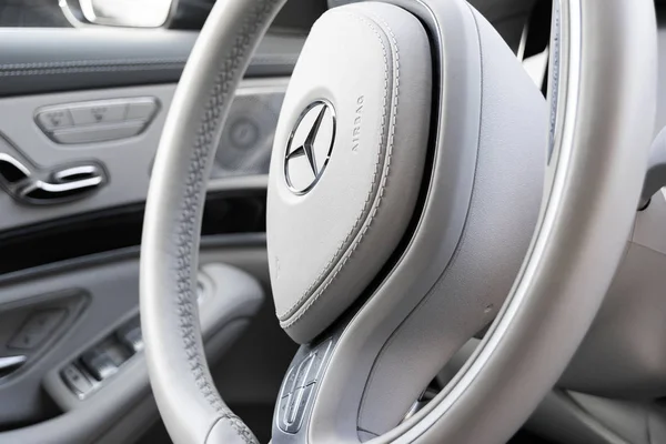 Panel de control y volante con botones de control de medios de un Mercedes Benz S 500 AMG 4Matic. Detalles interiores del coche — Foto de Stock