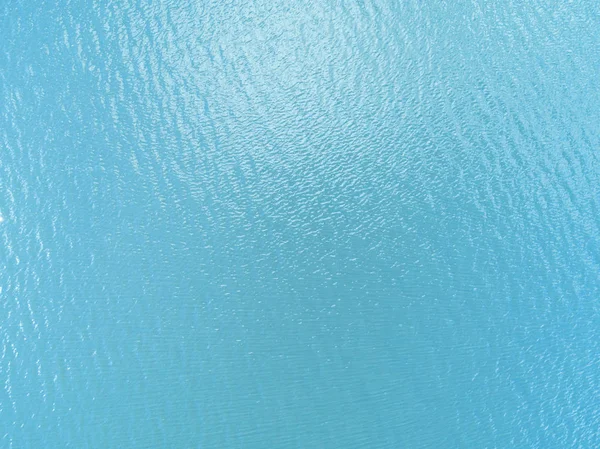 鸟瞰清澈的海水质感。从上面的自然蓝色背景观看。热带海滩的绿松石波纹水反射。蓝色海浪。夏天的大海。无人 机。顶部视图 — 图库照片
