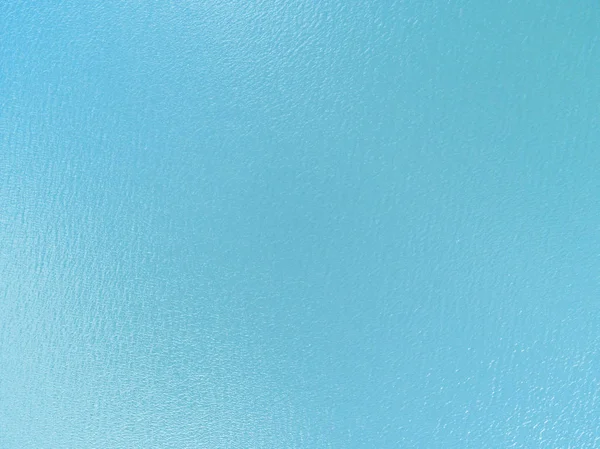 透明な海の水テクスチャの空撮。上記の自然な青色の背景を表示します。熱帯のビーチのターコイズ リップル水の反射。青い海の波。夏の海。ドローン。トップ ビュー — ストック写真