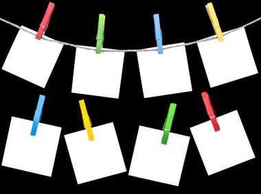 Boş beyaz kağıt listeleri siyah arka plan üzerine izole ip üzerinde clothespins ile tutturulmuş. Siyah arka plan üzerinde elbise pins halat ile asılı boş beyaz kağıt kartları. Boş alanı. Kopya alanı