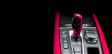 Modern bir araba kırmızı otomatik vites kolu. Modern araba iç ayrıntılar. Görünümü kapatın. Araba ayrıntılı. Siyah arka plan üzerine izole otomatik vites kolu üst karakter. Dikişli siyah deri iç.