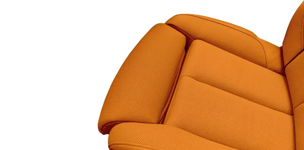Оранжевый кожаный салон роскошного современного автомобиля. Перфорированная коричневая кожа удобных сидений с прострочкой на белом фоне. Современные детали интерьера автомобиля. Детализирую машину. Машина внутри — стоковое фото