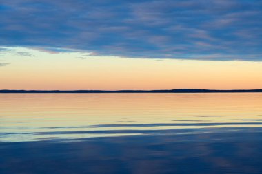 Su yüzeyi. Sunset gökyüzü arkaplanının görüntüsü. Deniz üzerinde akşam gökyüzü bulutları ile dramatik altın gün batımı gökyüzü. Kristal berrak deniz suyu dokusunun görüntüsü. Manzara. Küçük dalgalar. Su yansıması