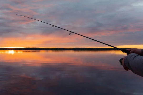 Fiske Sjön Vid Solnedgången Händer Fiskare Med Fiskespö Makroskott Fiskespö — Stockfoto