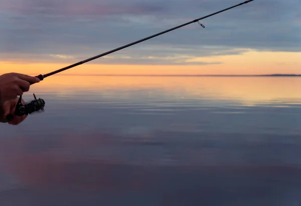 Fiske Sjön Vid Solnedgången Händer Fiskare Med Fiskespö Makroskott Fiskespö — Stockfoto