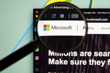 Sankt-Petersburg, Rusya, 16 Haziran 2020: Microsoft reklam uygulama simgesi Apple iMac ekranında büyüteç altında. Microsoft simgesi. Microsoft reklamları çevrimiçi reklam uygulaması. 