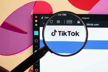 Sankt-Petersburg, Rusya, 16 Haziran 2020: Tik Tok ana sayfası Apple iMac monitör ekranı büyüteç altında. Tik Tok simgesi. Tik tok uygulaması. Tiktok Sosyal medya ağı. Sosyal ortam simgesi