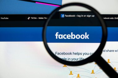 Sankt-Petersburg, Rusya, 16 Haziran 2020: Büyüteç altında Apple iMac ekranında Facebook uygulama simgesi. Facebook uygulama simgesi. Sosyal medya ikonu. Sosyal ağ