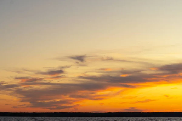 Wasseroberfläche Blick Auf Einen Sonnenuntergang Himmel Hintergrund Dramatischer Goldener Sonnenuntergang — Stockfoto
